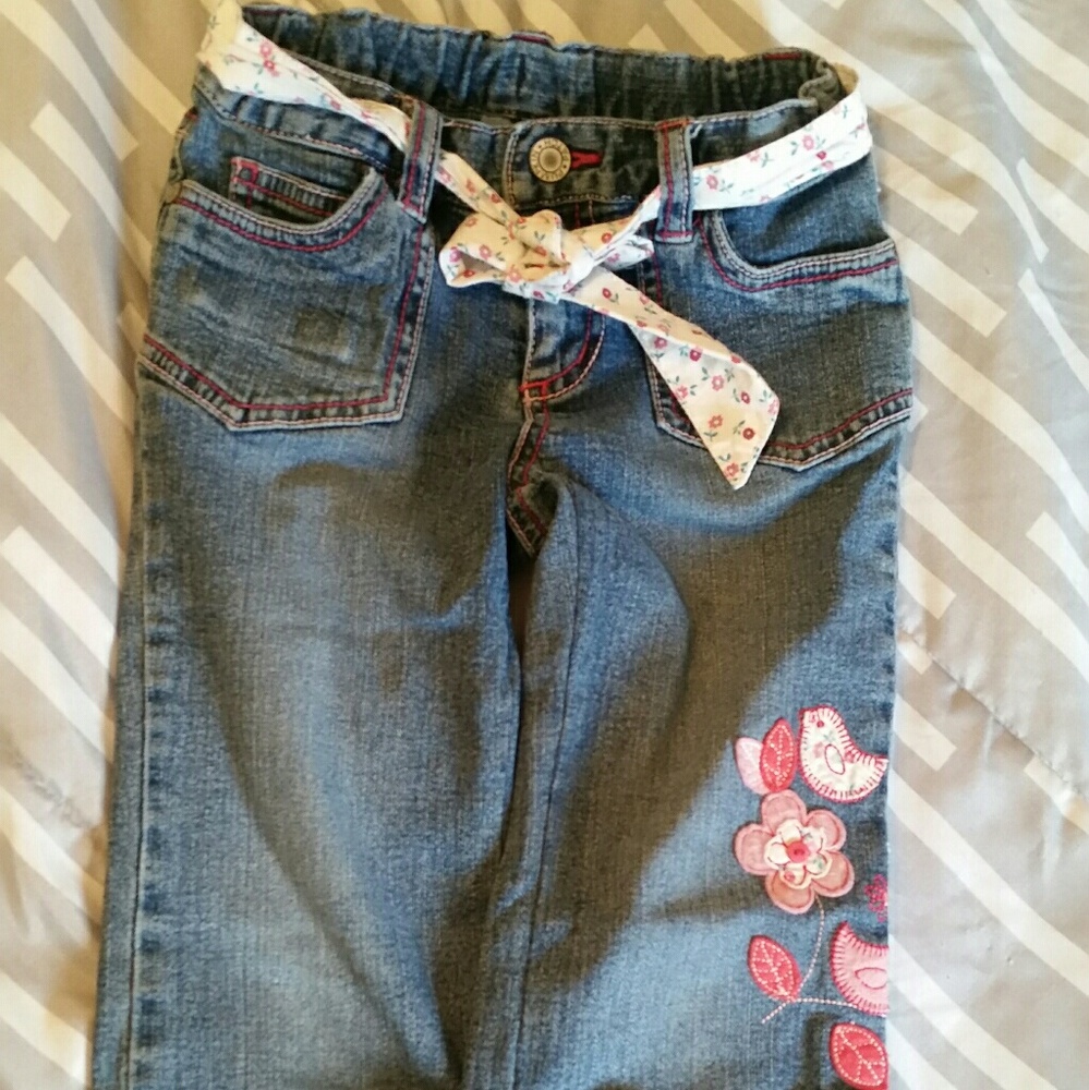 Size 4 Jean capri w/embroidery💟